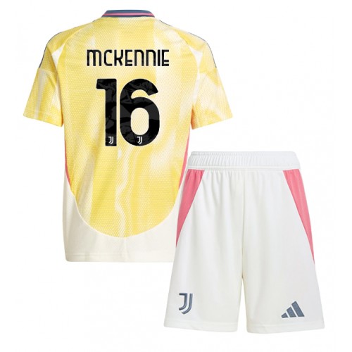 Fotbalové Dres Juventus Weston McKennie #16 Dětské Venkovní 2024-25 Krátký Rukáv (+ trenýrky)